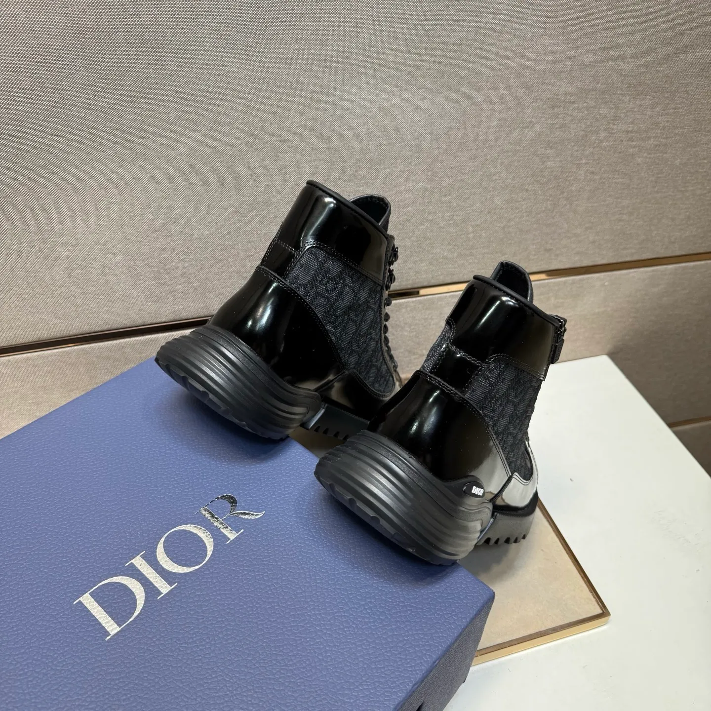 ⬛️Men's shoes 💰p580 [Dior~] Men's casual high-top shoes 2025z cabinet sales simultaneously 🔶Size: 39-44 #️⃣ 🔷2 colors🔜The upper is made of multi-material splicing➕Genuine leather lining, comfortable and breathable, sole: original comfortable and wear-resistant outsole, ⚠️Real shot📱Photographed🎬The real thing is better📢📢📢